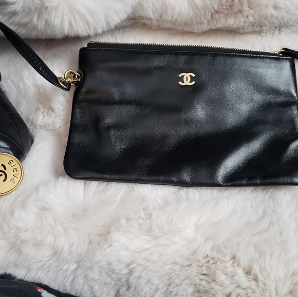 The Chanel 22 small handbag - Picture 7 of 12